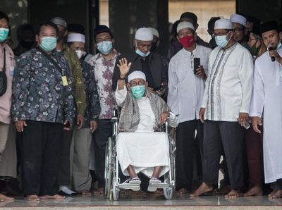 Momen Lambaian Tangan Abu Bakar Baasyir di Ngruki