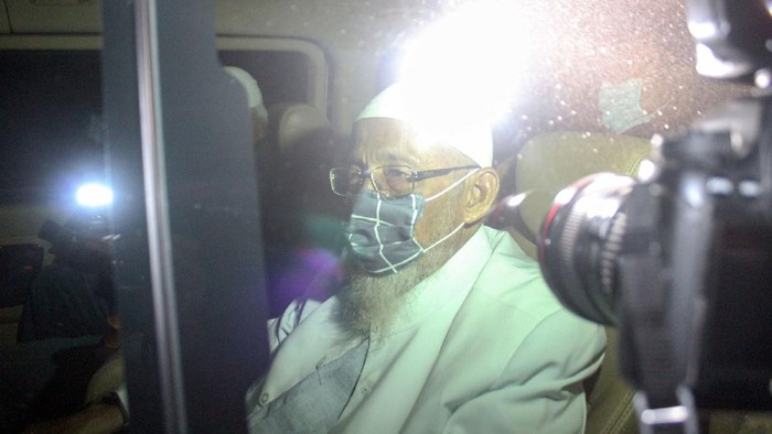 Suasana pembebasan Mantan terpidana kasus terorisme Abu Bakar Baasyir di Lapas Khusus Kelas IIA Gunung Sindur, Gunung Sindur, Kabupaten Bogor, Jawa Barat, Jumat (8/1/2021). Abu Bakar bin Abud Baasyir alias Abu Bakar Baasyir  bebas dari penjara pada hari ini, dia telah menuntaskan 15 tahun masa pidananya atas tindak pidana terorisme. ANTARA FOTO/Yulius Satria Wijaya/foc.