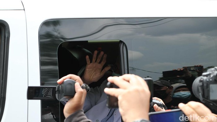 Abu Bakar Baasyir melambaikan tangan dari dalam mobil ketika tiba di Ponpes Al-Mukmin Ngruki, Grogol, Sukoharjo, Jumat (8/1/2021).