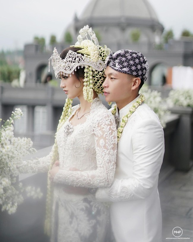 Atries Angel dan Eric Saputra telah resmi menikah sejak Oktober 2020. Keduanya baru melangsungkan resepsi pernikahan pada 26 Desember 2020 di hotel Raffles, Jakarta.  Pada saat akad nikah, pasangan tersebut menggelarnya di Bandung. Foto: Instagram