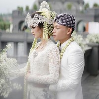 Atries Angel dan Eric Saputra telah resmi menikah sejak Oktober 2020. Keduanya baru melangsungkan resepsi pernikahan pada 26 Desember 2020 di hotel Raffles, Jakarta.  Pada saat akad nikah, pasangan tersebut menggelarnya di Bandung. Foto: Instagram