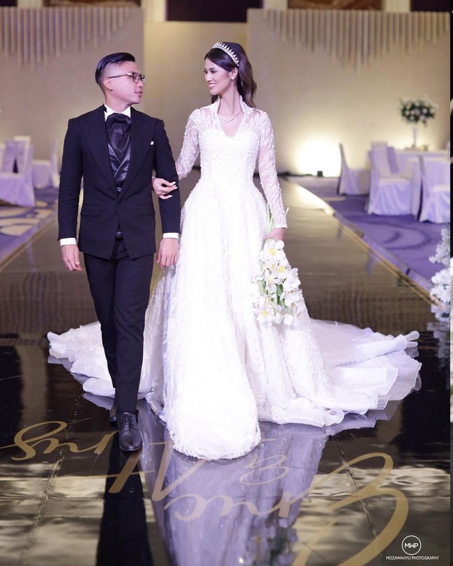Atries Angel, dikenal sebagai mantan kekasih chef Juna baru-baru ini menggelar resepsi pernikahan mewah. Menggelar prosesi acara layaknya royal wedding, penampilan Atries cantik dan anggun bak Kate Middleton.  Foto: Instagram