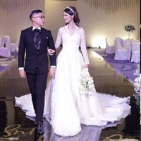 Atries Angel, dikenal sebagai mantan kekasih chef Juna baru-baru ini menggelar resepsi pernikahan mewah. Menggelar prosesi acara layaknya royal wedding, penampilan Atries cantik dan anggun bak Kate Middleton.  Foto: Instagram