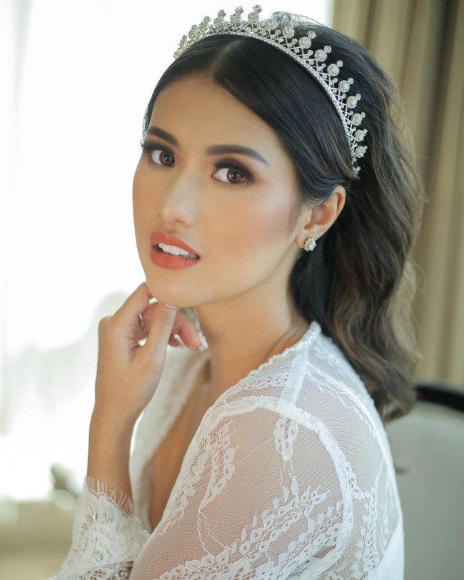 Dalam penampilannya wanita yang dinikahi oleh pembalap bernama Eric Saputra itu, Atries Angel pun tampil anggun dengan mahkota.  Foto: Instagram