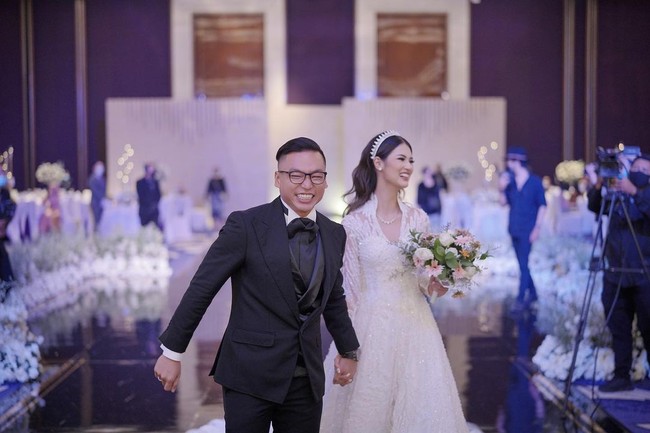 Thema wedding kita itu ala2 Royal wedding biar kaya prince and princess ,dari mulai dekorasi yg thema gold , black , white dan wedding gown , make up , hairdo yg terinspirasi dari wedding nya Kate Middleton, tulisnya di keterangan fotonya.  Foto: Instagram