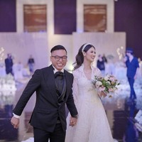 Thema wedding kita itu ala2 Royal wedding biar kaya prince and princess ,dari mulai dekorasi yg thema gold , black , white dan wedding gown , make up , hairdo yg terinspirasi dari wedding nya Kate Middleton, tulisnya di keterangan fotonya.  Foto: Instagram