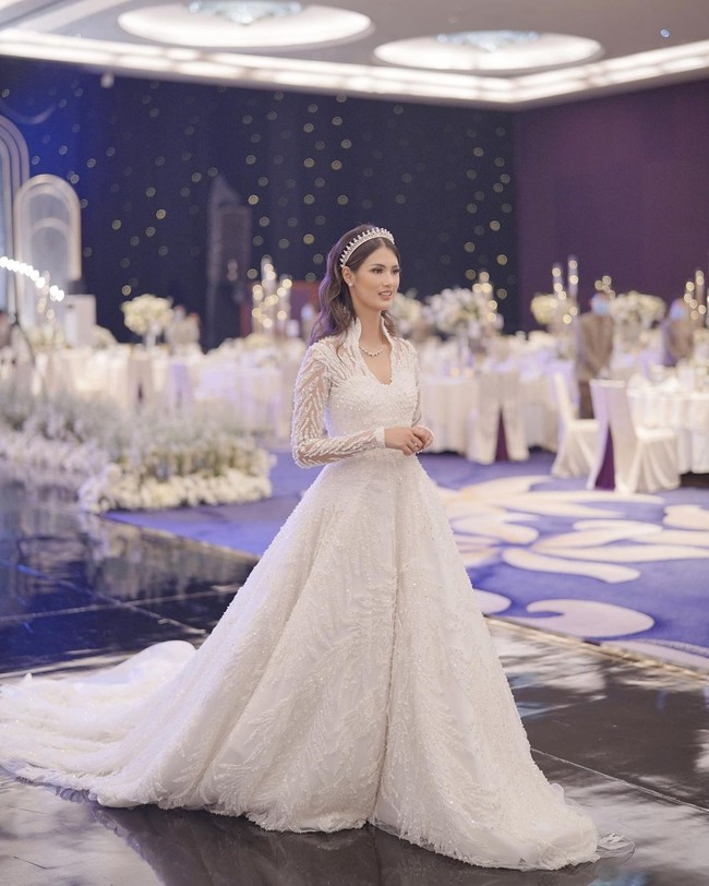 Wanita 30 tahun itu tampil menggunakan gaun putih menyapu lantai. Penampilannya ini mengingatkan kita dengan busana pengantin Kate Middleton.  Foto: Instagram