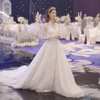 Wanita 30 tahun itu tampil menggunakan gaun putih menyapu lantai. Penampilannya ini mengingatkan kita dengan busana pengantin Kate Middleton.  Foto: Instagram