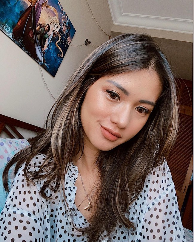 Sebelumnya Atries Angel menjalin hubungan dengan chef Juna. Keduanya kenal di 2015 saat Atries bertanding di acara reality show Hells Kitchen, di mana chef Juna bertindak sebagai juri. Siapa sangka keduanya jadi berpacaran.  Foto: Instagram