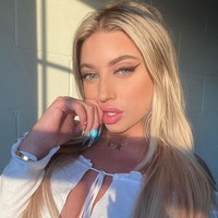 Di Instagramnya pun Ava kerap mengumbar keseksia. Tak jarang ia berpose hanya menggunakan bikini atau bahkan topless.  Foto: dok. Instagram