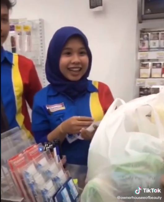 Borong Sembako untuk Diberikan Kasir Minimarket, Wanita Ini Banjir Pujian