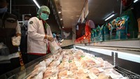 Petugas menguji salah satu makanan yang dijual di supermarker tersebut.