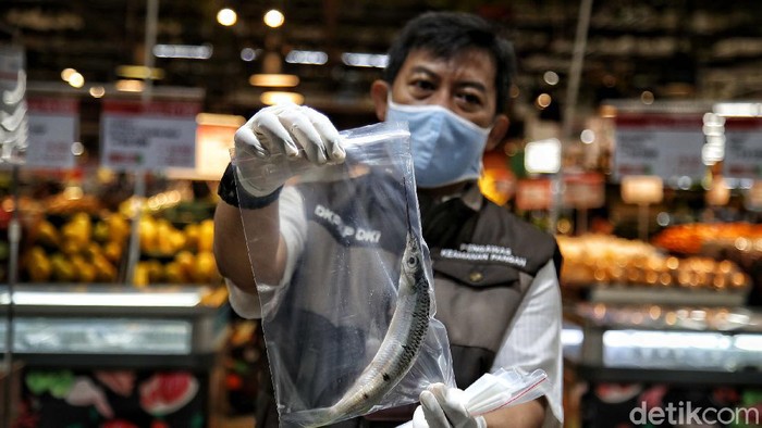 BPOM Uji Kandungan Makanan di Supermarket Dinas KPKP dan Badan BPOM melakukan uji sample makanan jadi, nabati dan hewan. Kegiatan ini untuk menjamin untuk menjamin tersedianya pangan segar yang aman dikonsumsi.