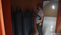 Petugas memeriksa tabung oksigen yang menjadi fasilitas warga saat berlindung di dalam bunker.