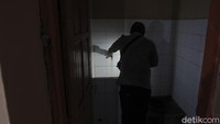Petugas memeriksa ruang kamar mandi serta pintu yang terdapat di dalam bunker Tunggularum, Turi, Sleman, Yogyakarta.