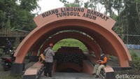 Petugas gabungan dari SAR dan BNPB Yogyakarta, meninjau serta mengecek kesiapan bangunan ruang lindung darurat yang terletak di desa Tunggularum, Turi, Sleman, Yogyakarta, Jumat (8/1/2021).