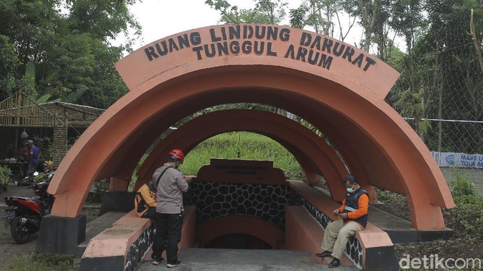 Sejak Gunung Merapi memasuki fase erupsi dengan mengeluarkan lava pijar, Bunker Tunggularum mulai dipersiapakan sebagai sarana darurat penyelematan warga