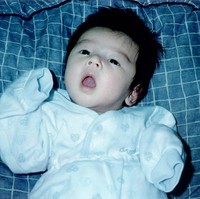 Cha Eun Woo diberkahi tampang rupawan sejak lahir. Para netizen Korea sempat dibuat penasaran apakah Eun Woo melakukan operasi plastik. Namun fotonya di masa balita menunjukkan Cha Eun Woo telah memiliki mata yang besar dan kulit yang putih pucat seperti sekarang. Foto: Onehallyu