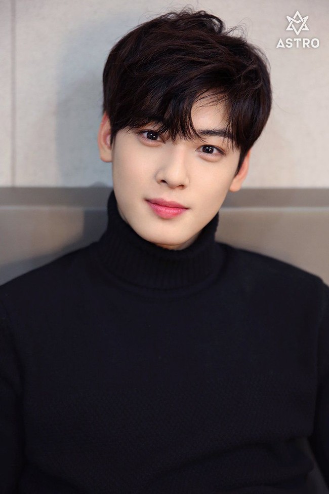 Cha Eun Woo lahir pada 30 Maret 1997 di Gunpo-si, sebuah kota kecil di Korea Selatan. Selain dikenal sebagai aktor, dia merupakan member dari boy group Astro. Cha Eun Woo sebagai vokalis dan face of the group Astro. Foto: weibo @officialASTRO
