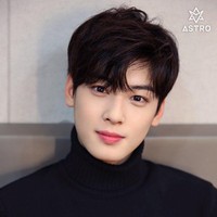 Cha Eun Woo lahir pada 30 Maret 1997 di Gunpo-si, sebuah kota kecil di Korea Selatan. Selain dikenal sebagai aktor, dia merupakan member dari boy group Astro. Cha Eun Woo sebagai vokalis dan face of the group Astro. Foto: weibo @officialASTRO