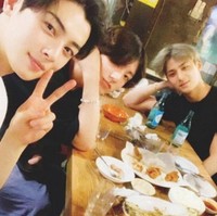 Cha Eun Woo diketahui berteman dekat dengan idol kelahiran 1997 lainnya, seperti Mingyu Seventeen, Jungkook BTS, dan Yugyeom GOT7. Bahkan para ’97 liners’ memiliki grup chat personal di Kakao Talk. Foto: twitter @BTS_twt