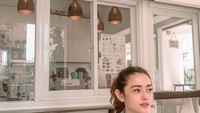 Citra Monica sendiri merupakan seorang bintang iklan  cantik. Kecantikan parasnya banyak disebut oleh netizen mirip seperti almarhum Dylan, istri Ifan Seventeen. Foto: Instagram @citra_monica