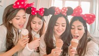 Kemiripan Citra Monica dengan Dylan terlihat dalam beberapa pose. Salah satunya pose makan es krim yang terlihat pada foto ini. Citra Monica tampak menggemaskan dengan bandana Minnie Mouse. Foto: Instagram @citra_monica