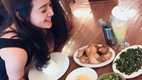 Saking cintanya dengan kuliner, kekasih Ifan Seventeen ini selalu mengabadikan momen bersama dengan aneka makanan. Seperti pada foto ini, posenya keren bersama nasi, sambal ijo dan kerupuk. Foto: Instagram @citra_monica