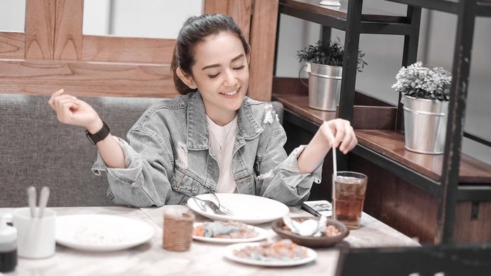 Cantiknya Citra Monica saat Makan Es Krim