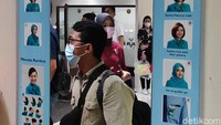 Ruangan Crew Center ini memang tak bisa dimasuki sembarang orang. Ada berbagai bilik atau kamar lagi di dalamnya. Cermin disertai gambar SOP cara berpakaian.
