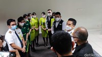 Tak berhenti di situ untuk flow atau alur yang dilakukan awak kabin di Crew Center ini. Pilot dan pramugari akan melalui satu prosedur penting lagi, yakni tes kesehatan meliputi tekanan darah dan tes alkohol.