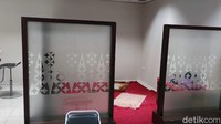 Ruang salat di Crew Center Terminal 3 Bandara Soekarno Hatta. Di sebelah ruang ini ada ruang merokok yang cukup luas.
