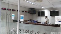 Lebih lanjut, selesai check-in, para kru akan menuju ke sebuah ruangan di mana kru kokpit dan kabin melakukan briefing. Segala hal-hal mengenai persiapan, data-data flight akan dilakukan di dalam suatu ruangan itu.