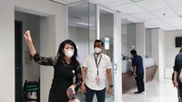 Kata Elis, kru yang check-in akan terkoneksi dengan sistem pengontrol. Jadi mereka tahu jam berapa check-in. Kemudian keberadaan mereka dimonitor sampai menit yang seharusnya di mana kru itu harus hadir.