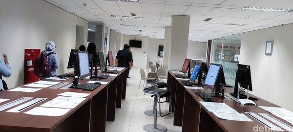 Tempat check-in pilot dan pramugari. Di 40 menit waktu reporting time, kru akan diabsen dan apabila tidak hadir akan diganti dengan kru yang lain yang reserve. Tempat check-in pilot dan pramugari. Di 40 menit waktu reporting time, kru akan diabsen dan apabila tidak hadir akan diganti dengan kru yang lain yang reserve.