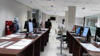 Tempat check-in pilot dan pramugari. Di 40 menit waktu reporting time, kru akan diabsen dan apabila tidak hadir akan diganti dengan kru yang lain yang reserve.