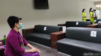 Air crew akan masuk dan meletakkan kopernya di tempat yang sudah disediakan lalu datang ke meja komputer melakukan check-in. Kalau kita di kantor sudah seperti absen, kata VP Flight Attendant Citilink, Elis Purnomo mengawali penjelasannya beberapa waktu lalu.  