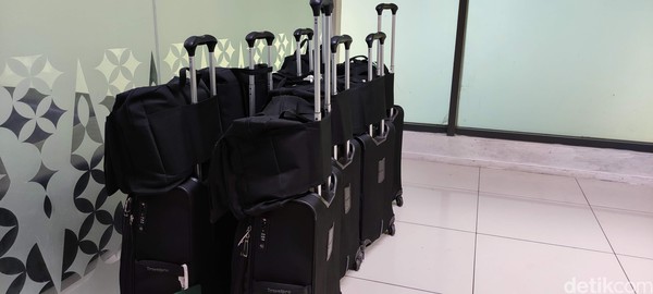 Nama ruangan yang mirip lounge itu yakni Crew Center. Di Terminal 3 Bandara Soekarno Hatta, ruangan kru Garuda Indonesia ini berada. Nama ruangan yang mirip lounge itu yakni Crew Center. Di Terminal 3 Bandara Soekarno Hatta, ruangan kru Garuda Indonesia ini berada.