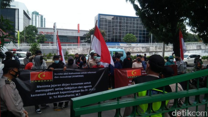 Demo dukung Risma di depan Kemensos, Rabu (6/1)