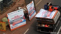 Pengendara melintas di samping proyek galian utilitas.