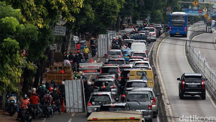 Proyek galian utilitas sedang dikerjakan di sepanjang Jalan Buncit Raya hingga Mampang, Jakarta, Jumat (8/1/2021). Lalu lintas pun macet.