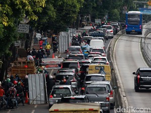 Lagi-lagi Digali, Jalanan Arah Mampang Jaksel Jadi Macet-Tak Elok