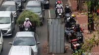 Arus lalu lintas mecet akibat penyempitan jalan.