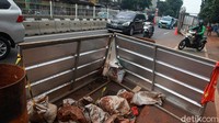Proyek ini memakan sebagian ruas jalan.