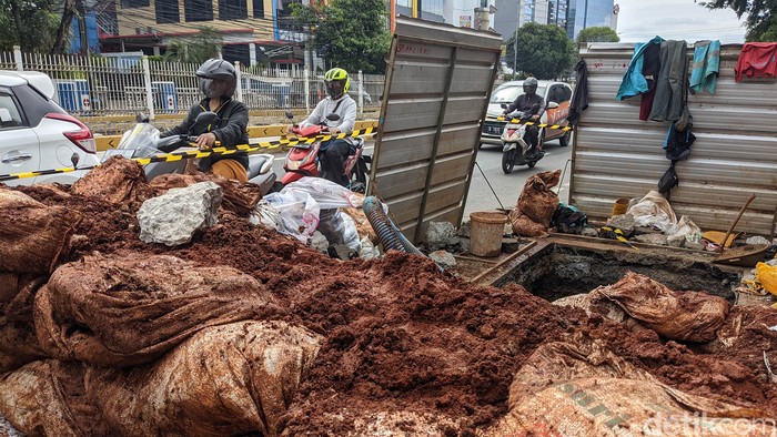 Proyek galian utilitas sedang dikerjakan di sepanjang Jalan Buncit Raya hingga Mampang, Jakarta, Jumat (8/1/2021). Lalu lintas pun macet.