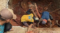 Para pekerja mengerjakan proyek galian di sepanjang Jalan Buncit Raya hingga Mampang.
