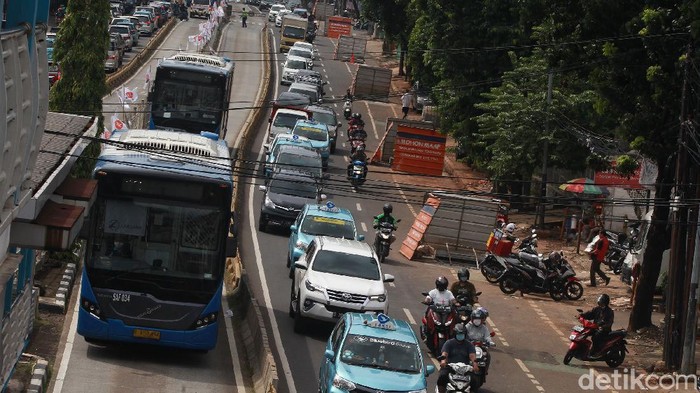Duh, Galian Utilitas Bikin Buncit-Mampang Tambah Macet Proyek galian utilitas sedang dikerjakan di sepanjang Jalan Buncit Raya hingga Mampang, Jakarta, Jumat (8/1/2021). Lalu lintas pun macet.