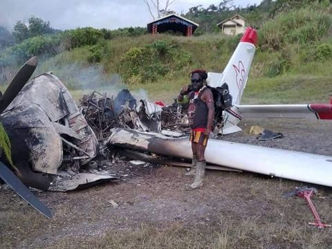 Pesawat perintis milik Mission Aviation Fellowship (MAF) dengan registrasi PK-MAX dibakar KKB di Bandara Kampung Pagamba, Papua. Ini foto-fotonya