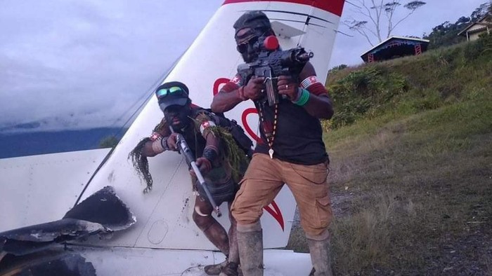 Pesawat perintis milik Mission Aviation Fellowship (MAF) dengan registrasi PK-MAX dibakar KKB di Bandara Kampung Pagamba, Papua. Ini foto-fotonya