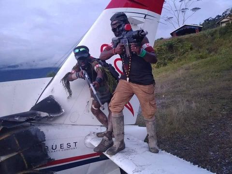Pesawat perintis milik Mission Aviation Fellowship (MAF) dengan registrasi PK-MAX dibakar KKB di Bandara Kampung Pagamba, Papua. Ini foto-fotonya